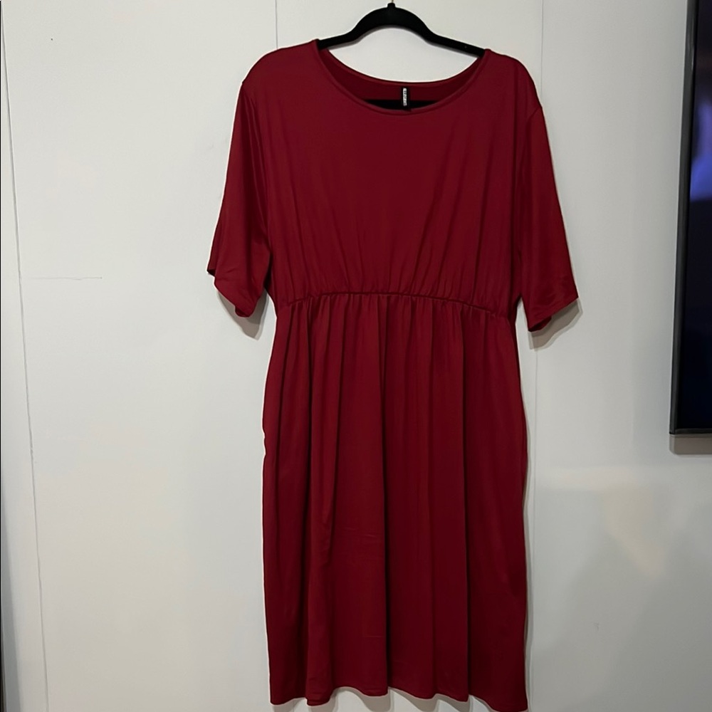 Red Midi Dress with 3/4 Sleeves and Crew Neck for Casual Wear